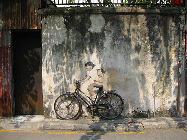 海外ウエディング、海外挙式、マレーシアウエディングの「カサミアブライダル　ペナン島のウォールアート子どもと自転車