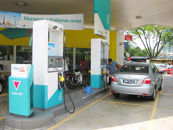 海外ウエディング、海外挙式　マレーシアウエディング　マレーシアのガソリンスタンド