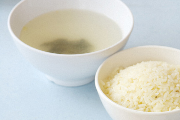 チキンライスのスープとライス