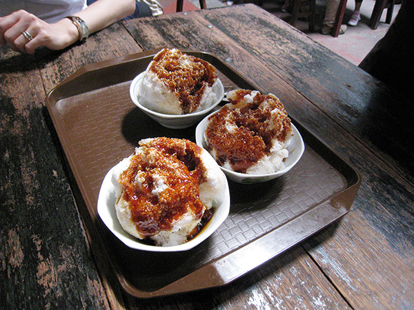 海外ウエディング、海外挙式　マレーシアウエディング　ココナッツとミルクのグラマラッカ（ヤシの黒糖）かき氷