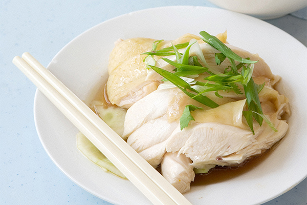 南海チキンライス、鶏ガラスープで炊いたご飯と蒸し鶏をセット