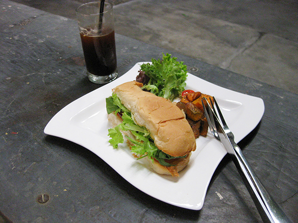 カフェ「V cafe」のサンドウィッチとアイスコーヒー