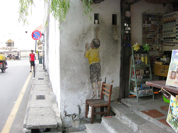 海外ウエディング、海外挙式、マレーシアウエディングの「カサミアブライダル　ペナン島のウォールアート小窓を利用したBoy on Chair