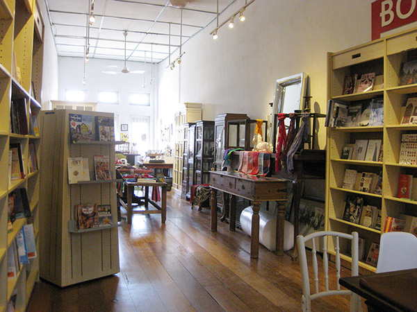 海外ウエディング、海外挙式のマレーシアウエディングペナン島のCHINA HOUSE チャイナハウスの2階アート系写真集、雑誌、雑貨