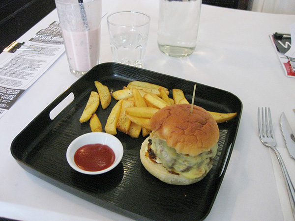 海外ウエディング、海外挙式のマレーシアウエディングペナン島のCHINA HOUSE チャイナハウスのビーフハンバーガー