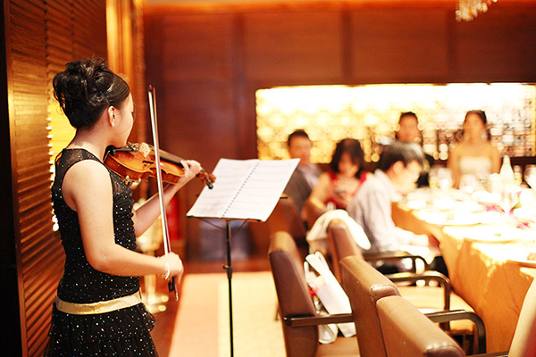 海外ウエディング、海外挙式 マレーシアウエディング　ペナン島　ゲストのサプライズ演奏