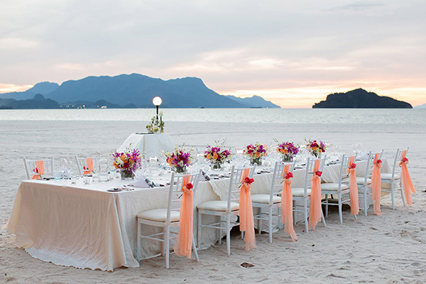 ビーチでのお食事会
