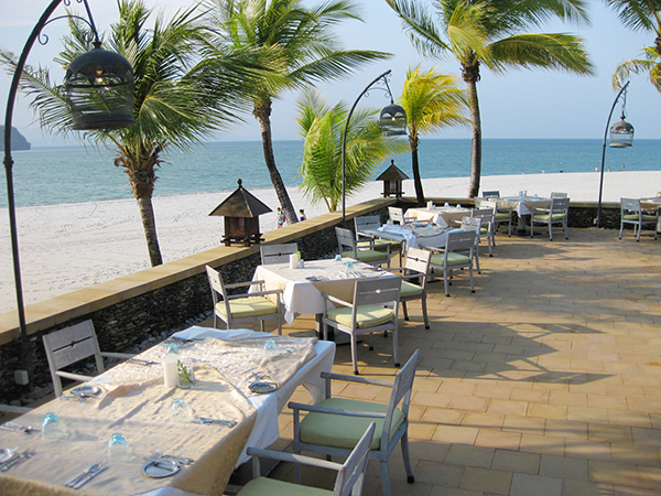 高台からビーチを望むお食事会