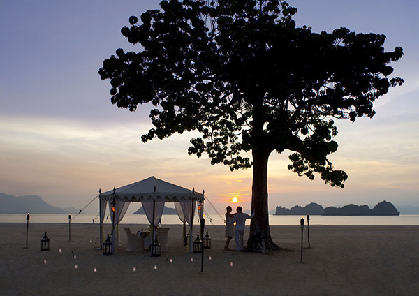 日没が近づくとビーチはロマンチックな雰囲気へ