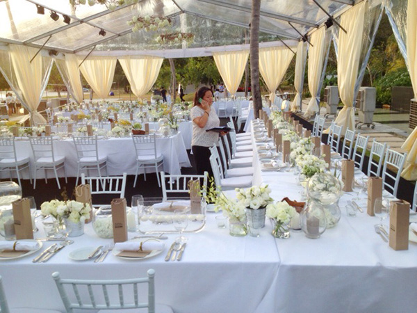 屋外での大人数ウェディングパーティー