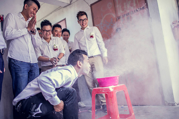 手を使わずにバケツの中からキャンディーを10個探す