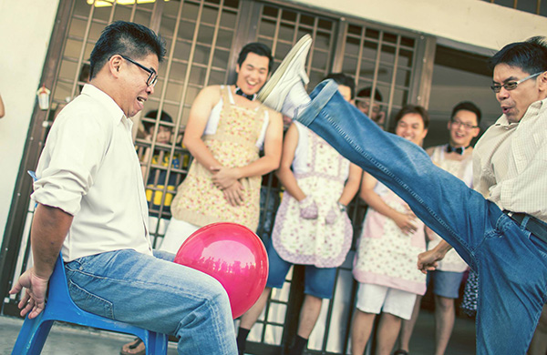 ふたり一組で手を使わずに風船を割る